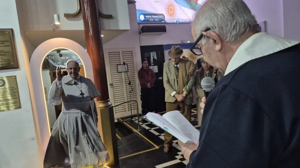 Gigantografía, bendición y memoria: el homenaje de APSEE al Papa Francisco